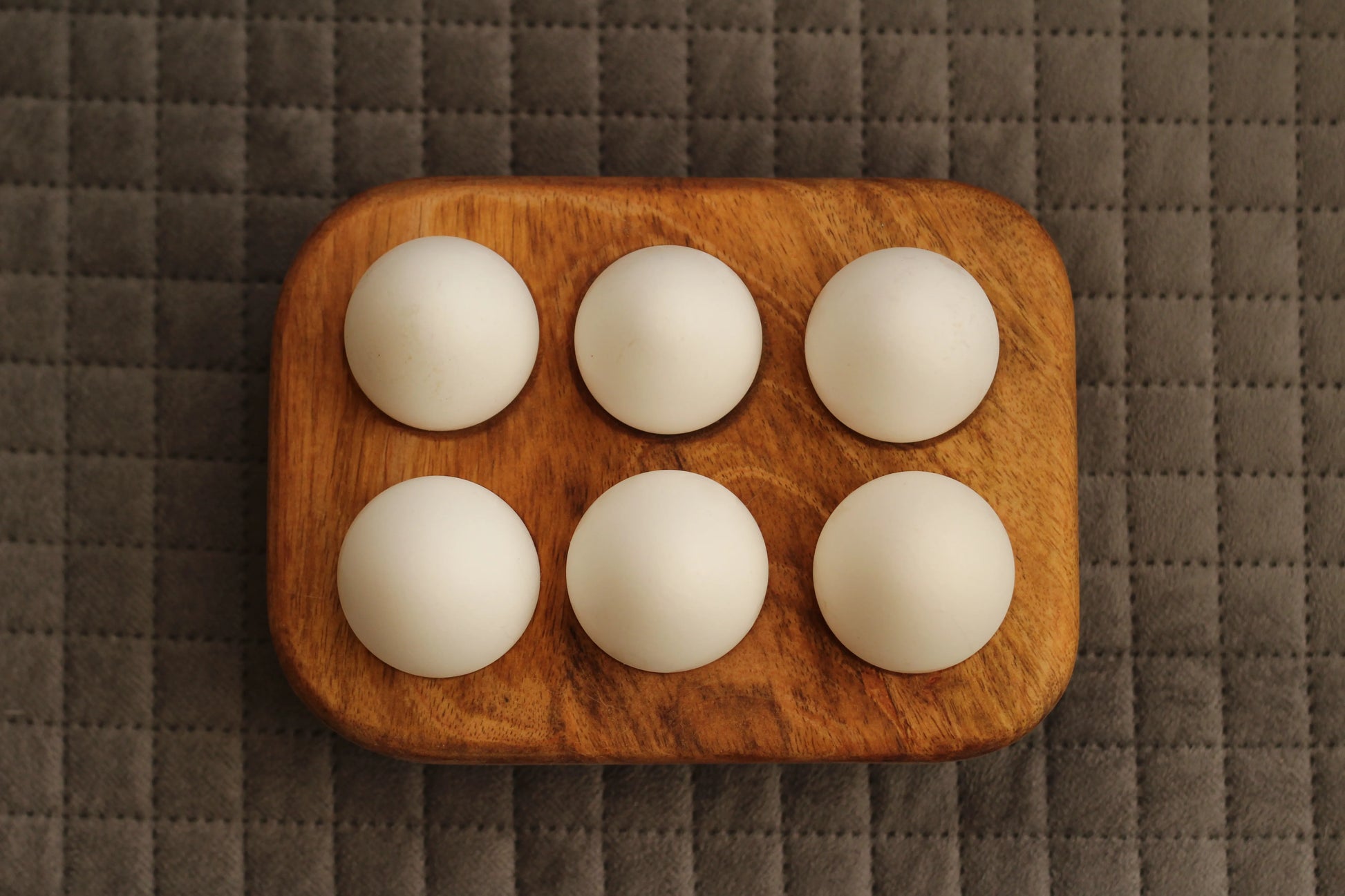 Side angle showing the solid build and slightly elevated base of the egg tray.