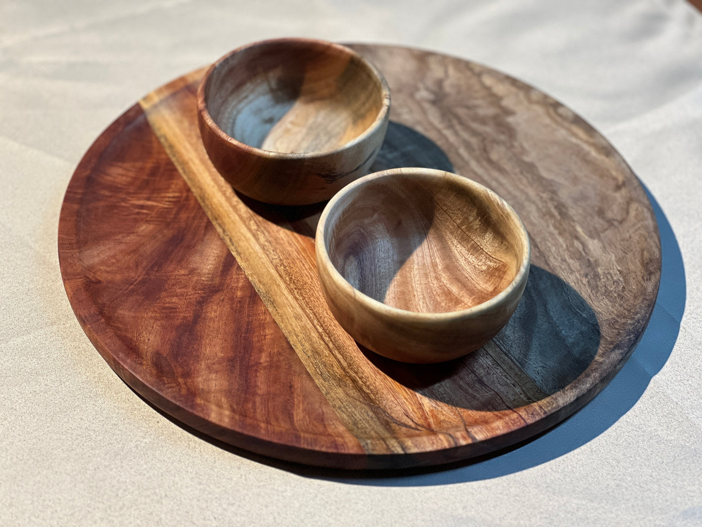 Close-up of the neem wood grain on both plate and bowls, emphasizing smooth texture and craftsmanship.
