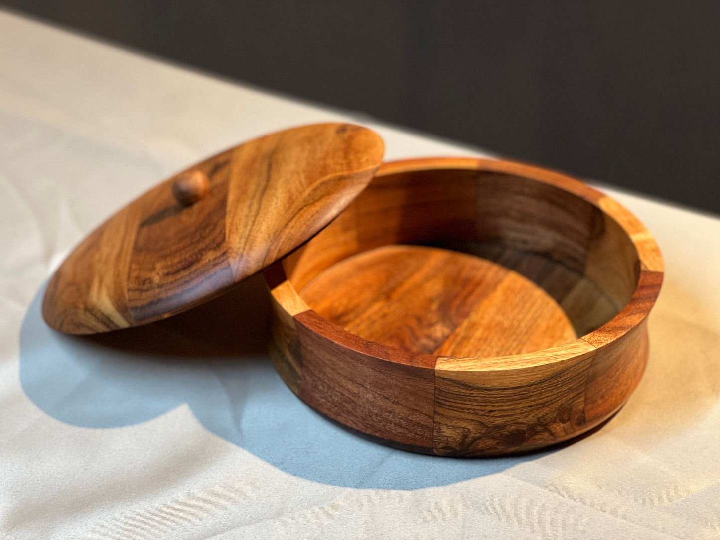 Close-up of the natural acacia grain on the casserole lid and base, highlighting handcrafted quality.