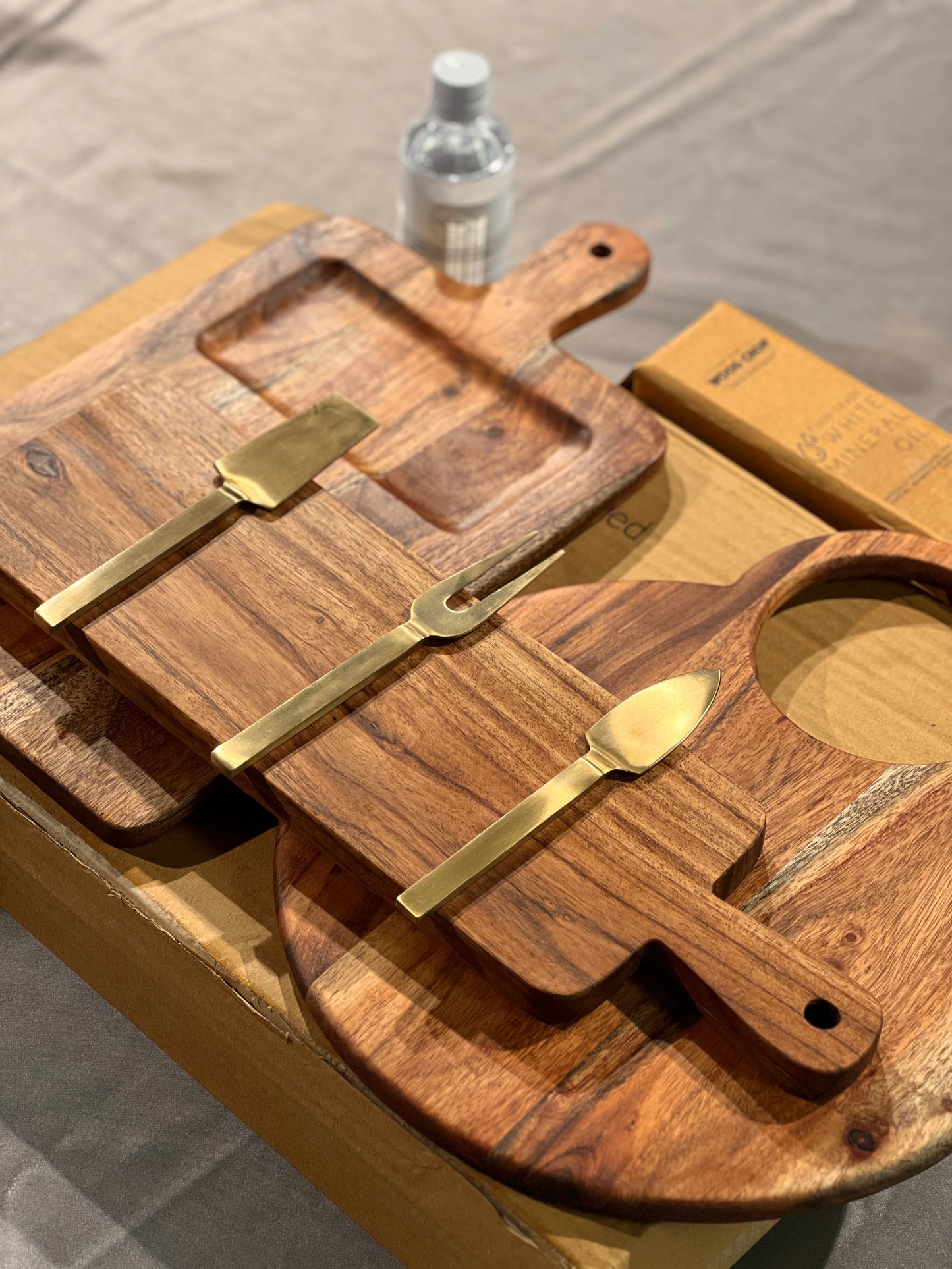 Side angle showing the elegant packaging of the gift set, featuring premium acacia wood products inside.