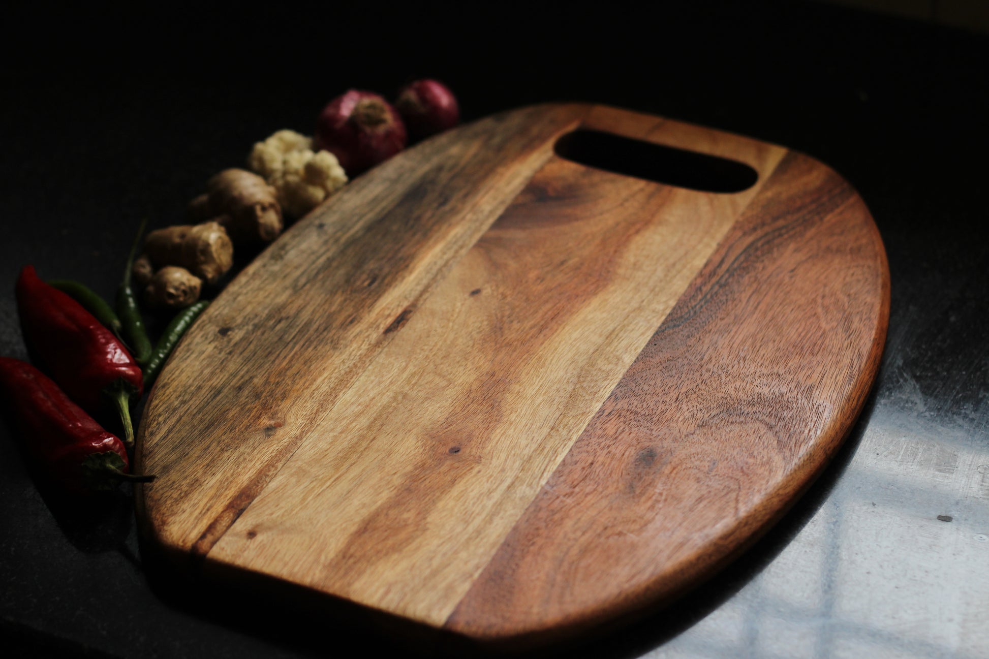  Close-up of the anti-bacterial acacia surface, showing natural wood grain and smooth finish.