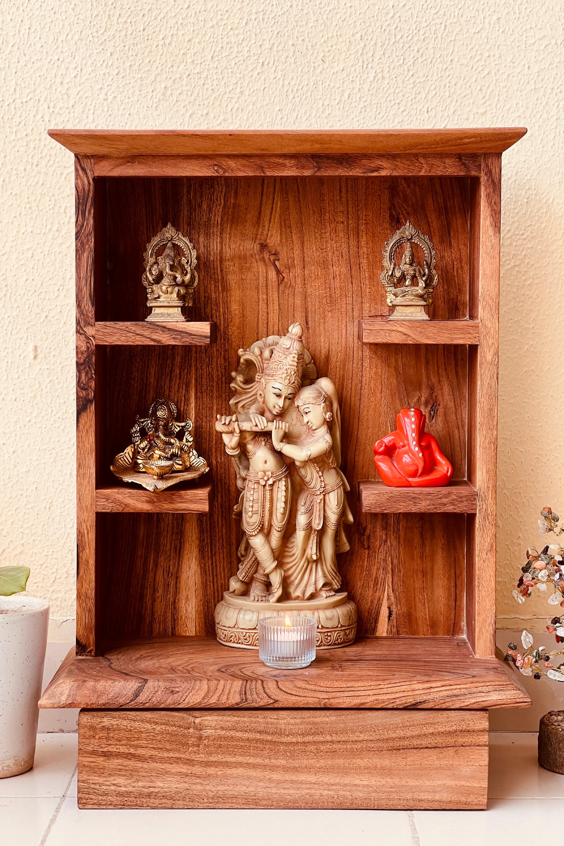  Close-up of intricate wood grain on the mandir’s surface, highlighting craftsmanship and natural finish.