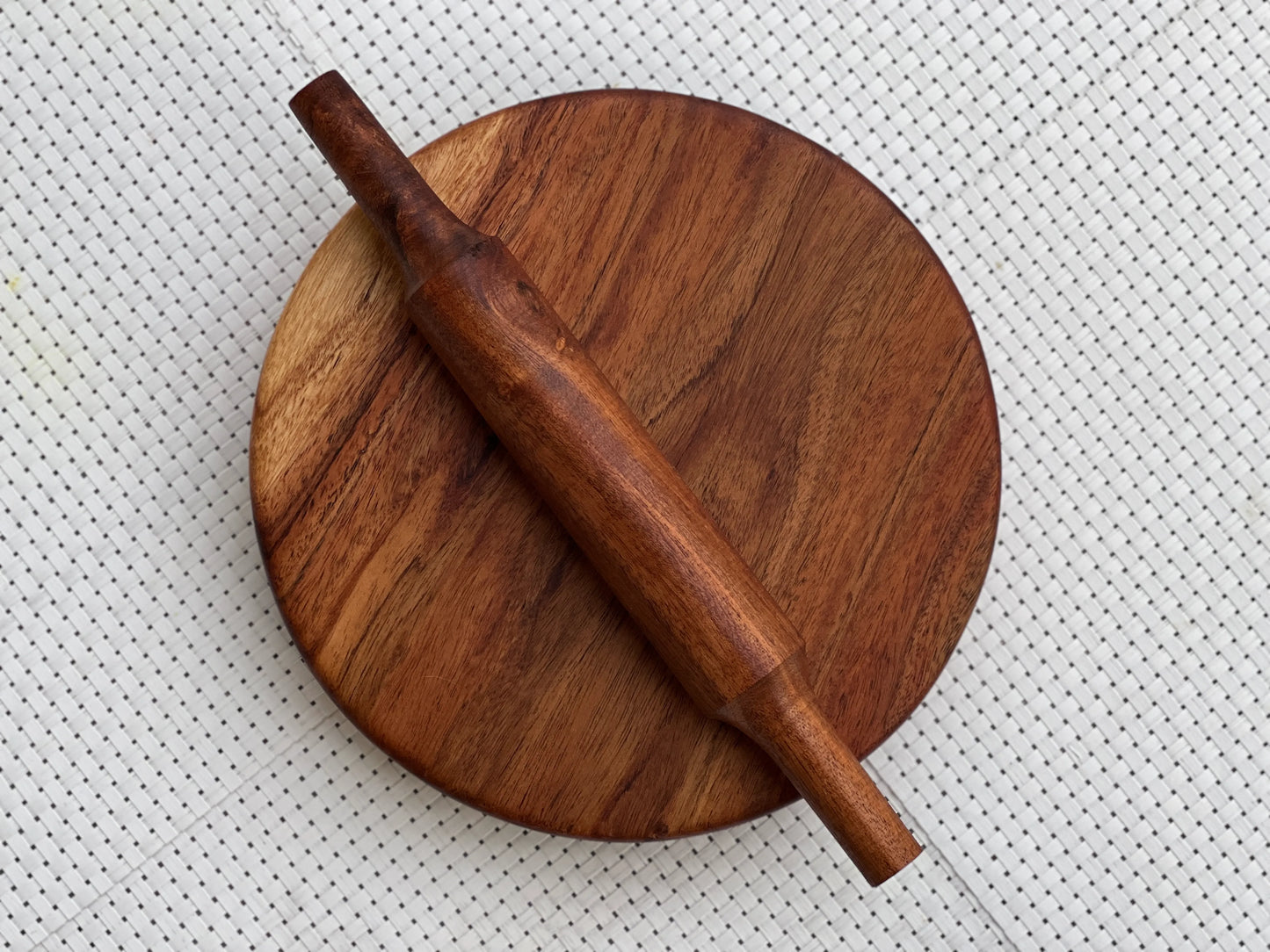 Close-up of the mango wood grain on both the board and rolling pin.